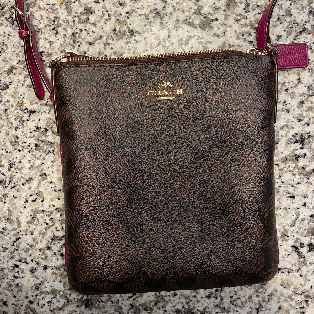 Like new! Coach messenger bag.